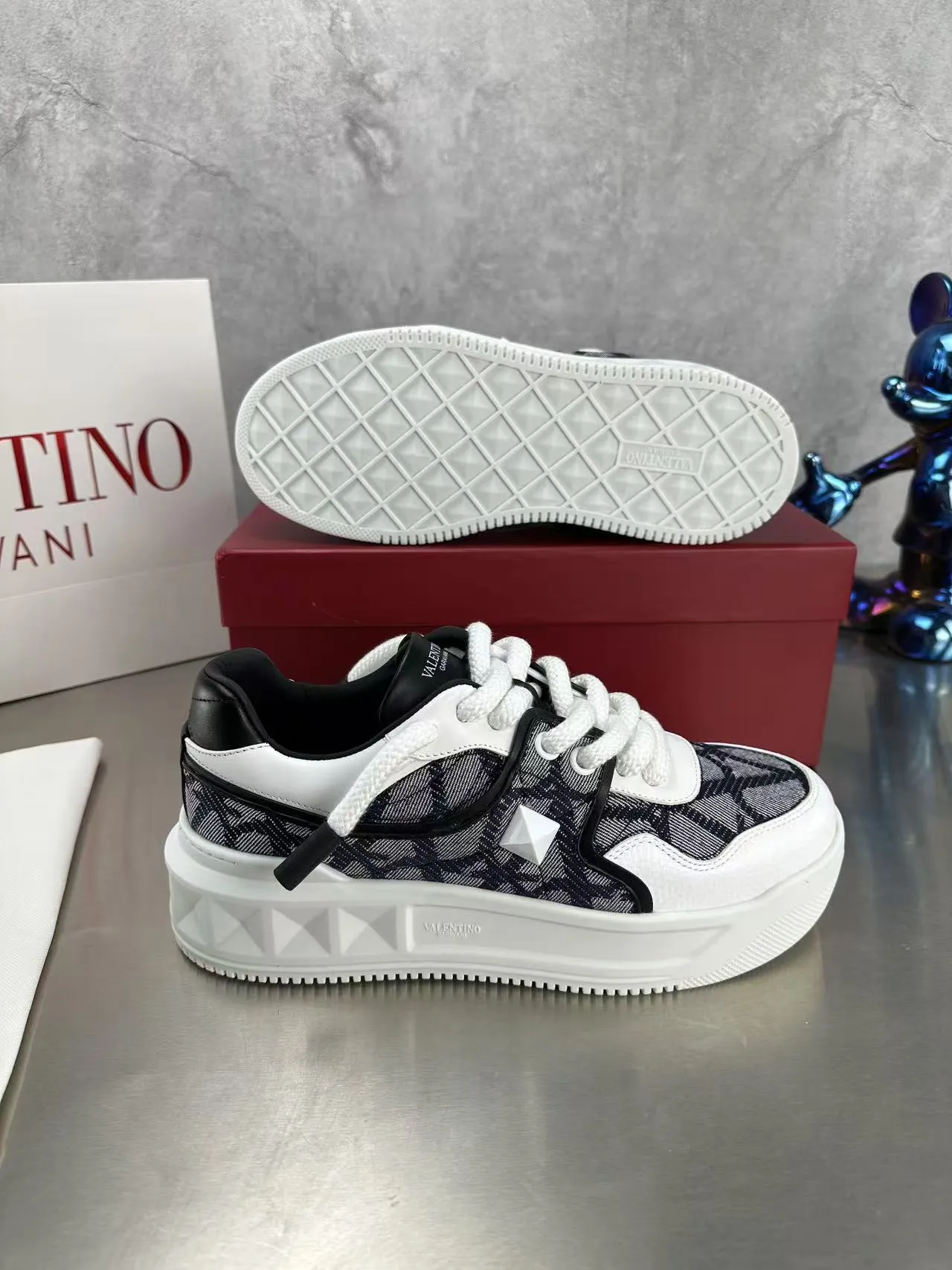 👟👟Ex-factory price 640👟👟 🔺Valentino🔺Valentino new casual shoes 2023 latest model hot style for catwalk couples, thick shoelaces, the same style as Elsa Hosk, Zhang Yixing, Guan Xiaotong and many other stars 🔥 Top version + lasting process, full oil edge on the upper. Fabric: Customized cowhide + cowhide lining with breathable mesh. Outsole: original molded TPU thickened outsole. Size for women is 35-40. Men’s size is 39-45.